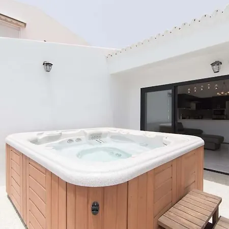 Canaria Modern 3 Bedroom Jaccuzi Villa *