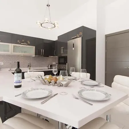Canaria Modern 3 Bedroom Jaccuzi Playa Feñabe