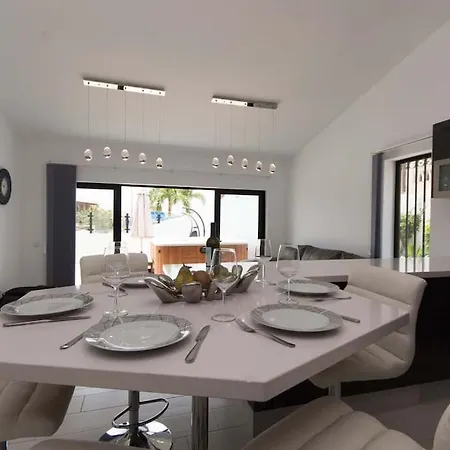 Canaria Modern 3 Bedroom Jaccuzi Villa Playa Feñabe