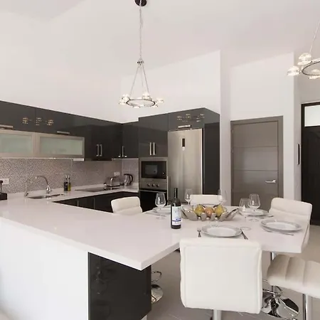 Canaria Modern 3 Bedroom Jaccuzi Villa Playa Feñabe